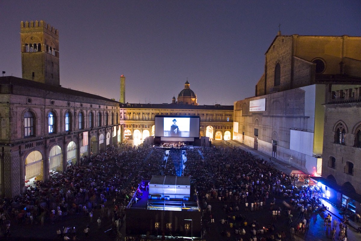 “Sotto le stelle del cinema”: tornano i film in Piazza Maggiore