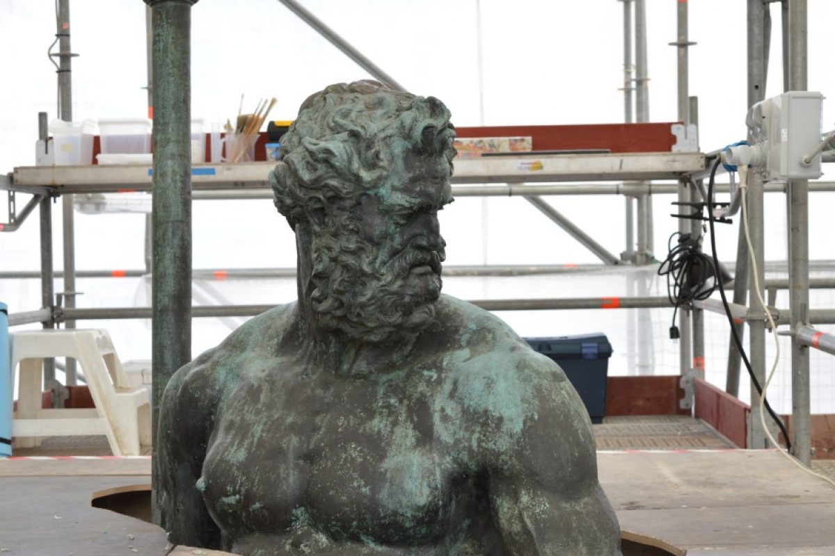 Fontana del Nettuno, è una questione di sguardi