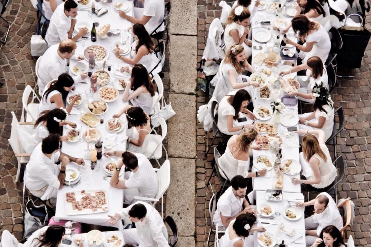 Cena in bianco, a Bologna la prima edizione