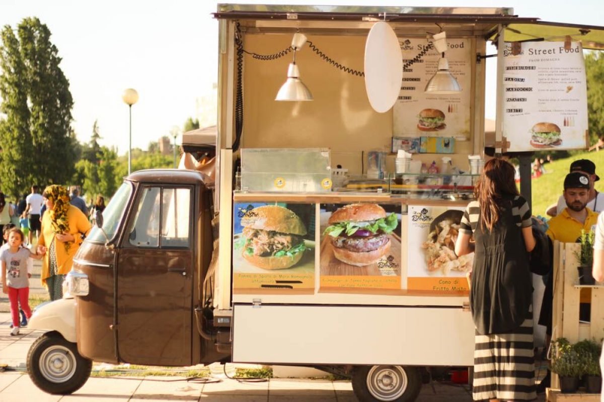 Cucine a spasso, cibo da strada su ape car e furgoncini vintage