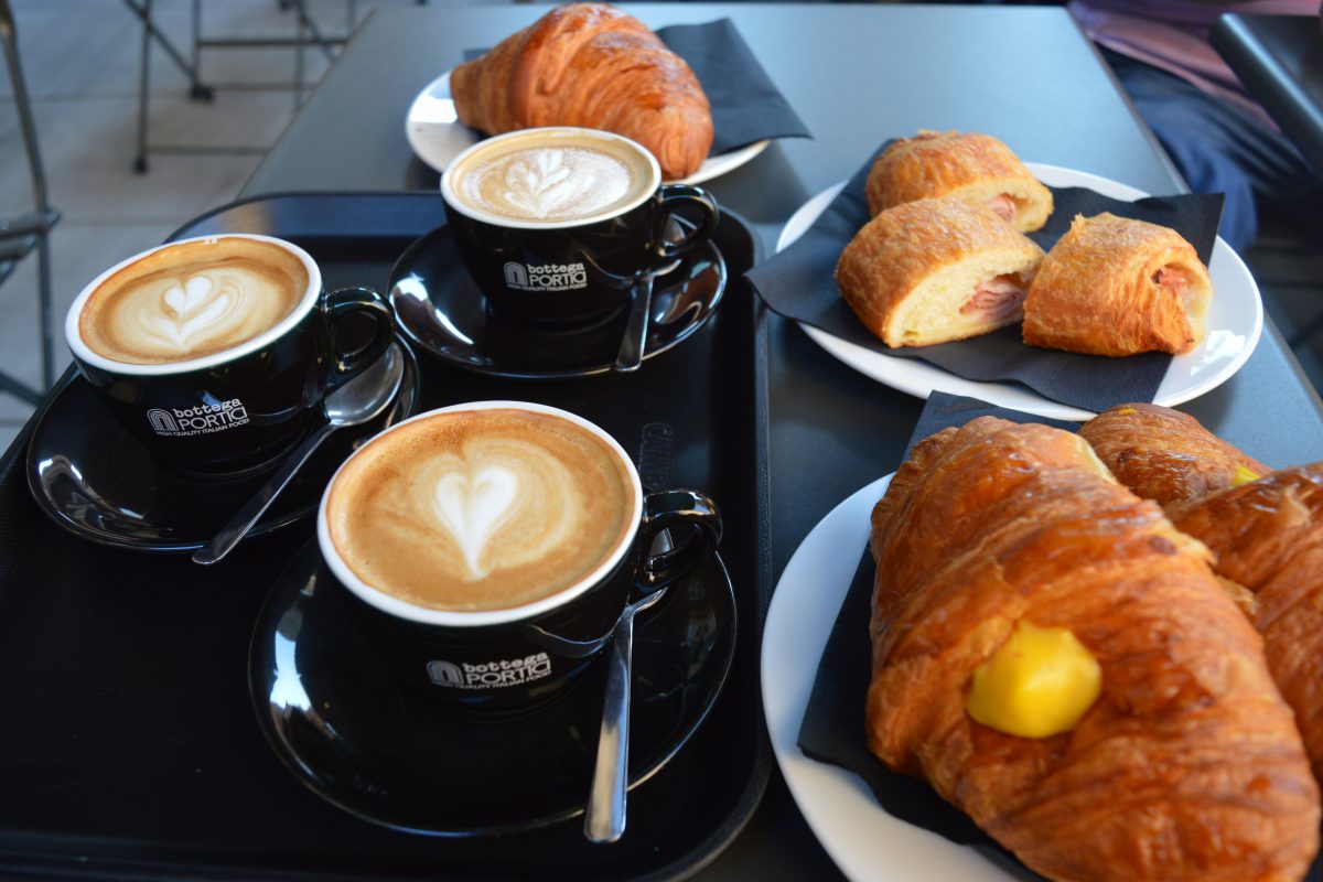 Bottega Portici, colazione davanti alle Due Torri di Bologna