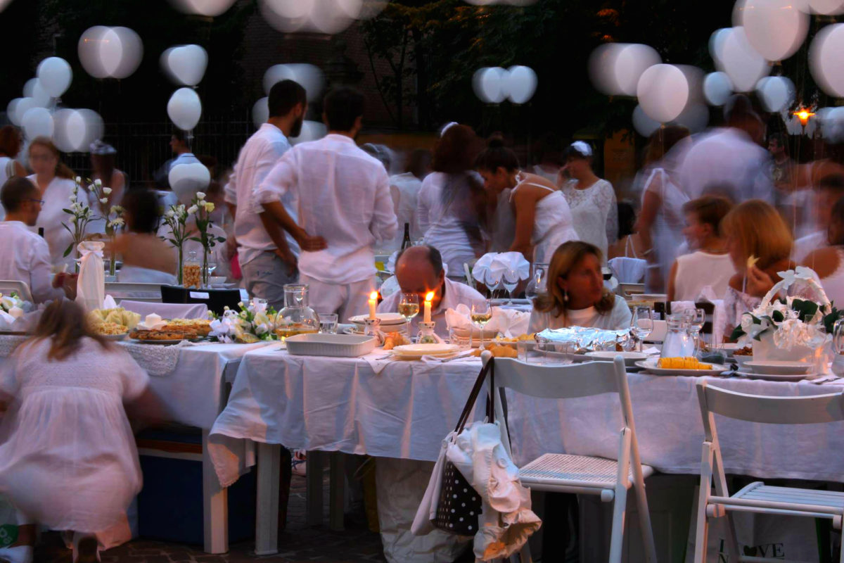 A Bologna torna la Cena in Bianco