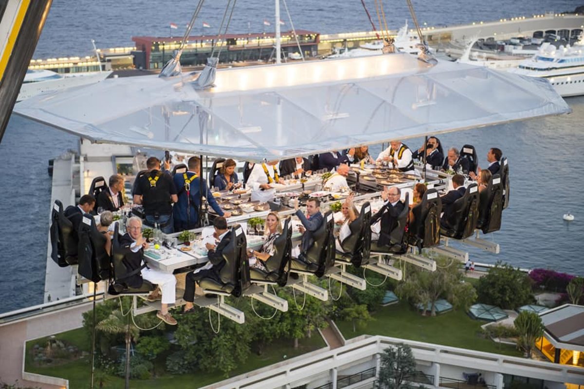 Dinner in the sky, siete pronti a mangiare a 50 metri d’altezza?