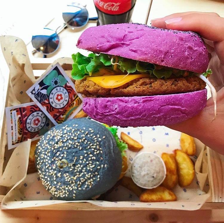 Flower Burger, a Bologna arrivano i burger vegani e super colorati BoLOVEgna
