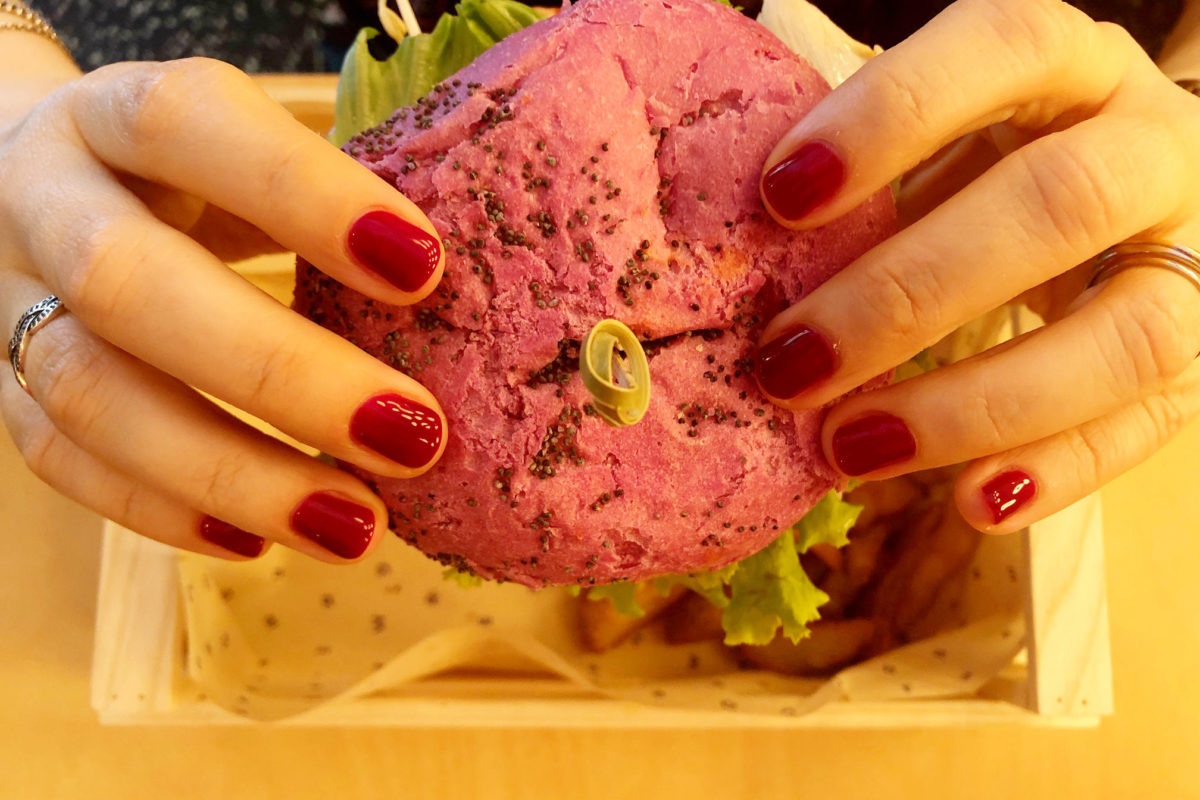 Abbiamo mangiato da Flower Burger a Bologna tra panini colorati e altalene