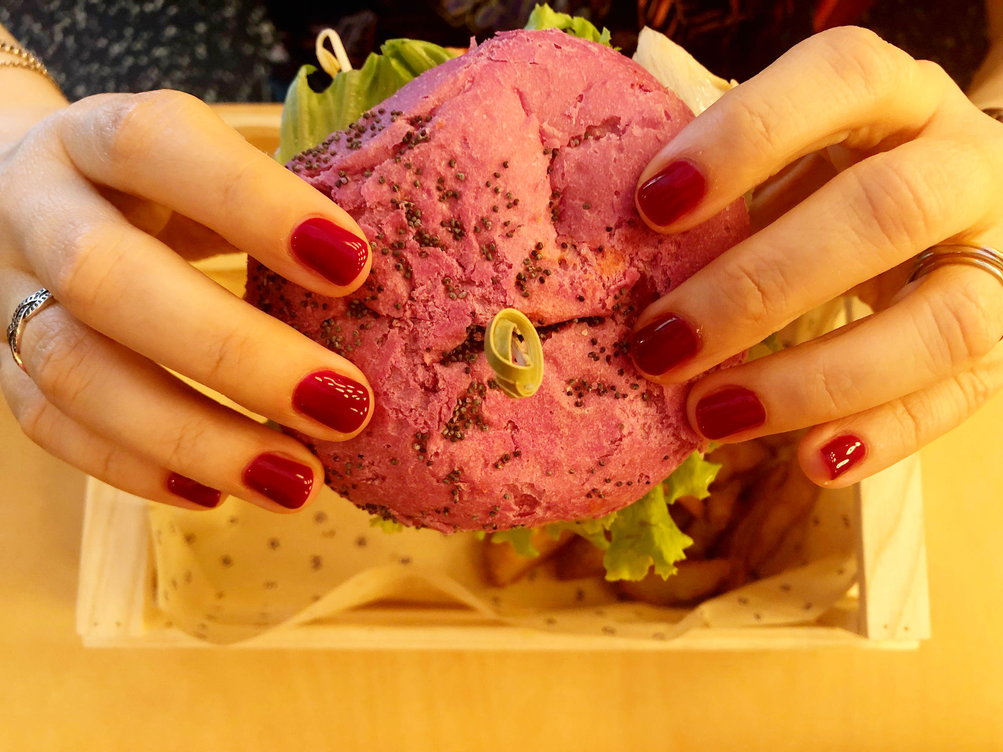 Abbiamo mangiato da Flower Burger a Bologna tra panini colorati e