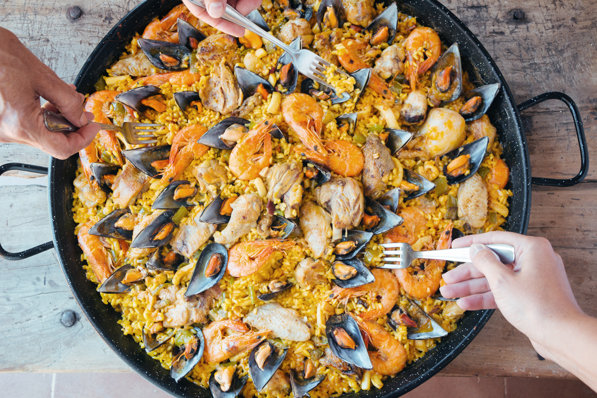 L'unica e inimitabile paella valenciana di carne e di pesce arriva a