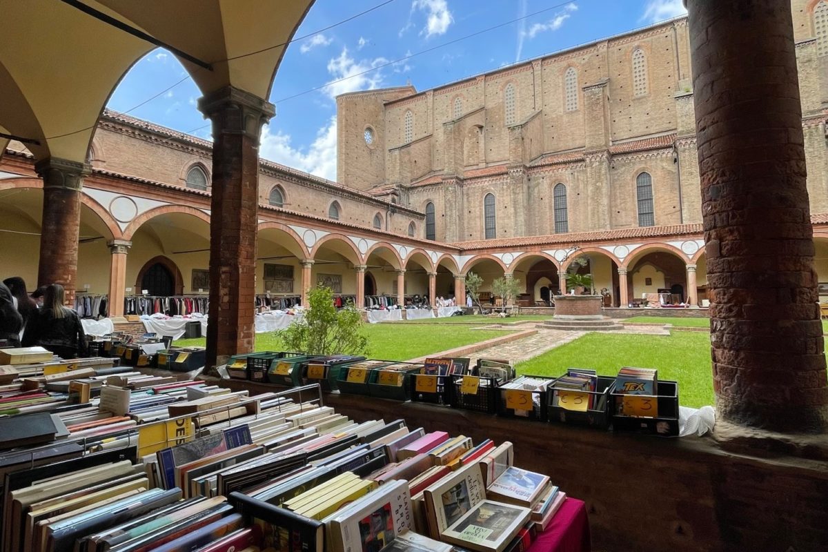 Quante sorprese al mercatino dell’usato in pieno centro a Bologna