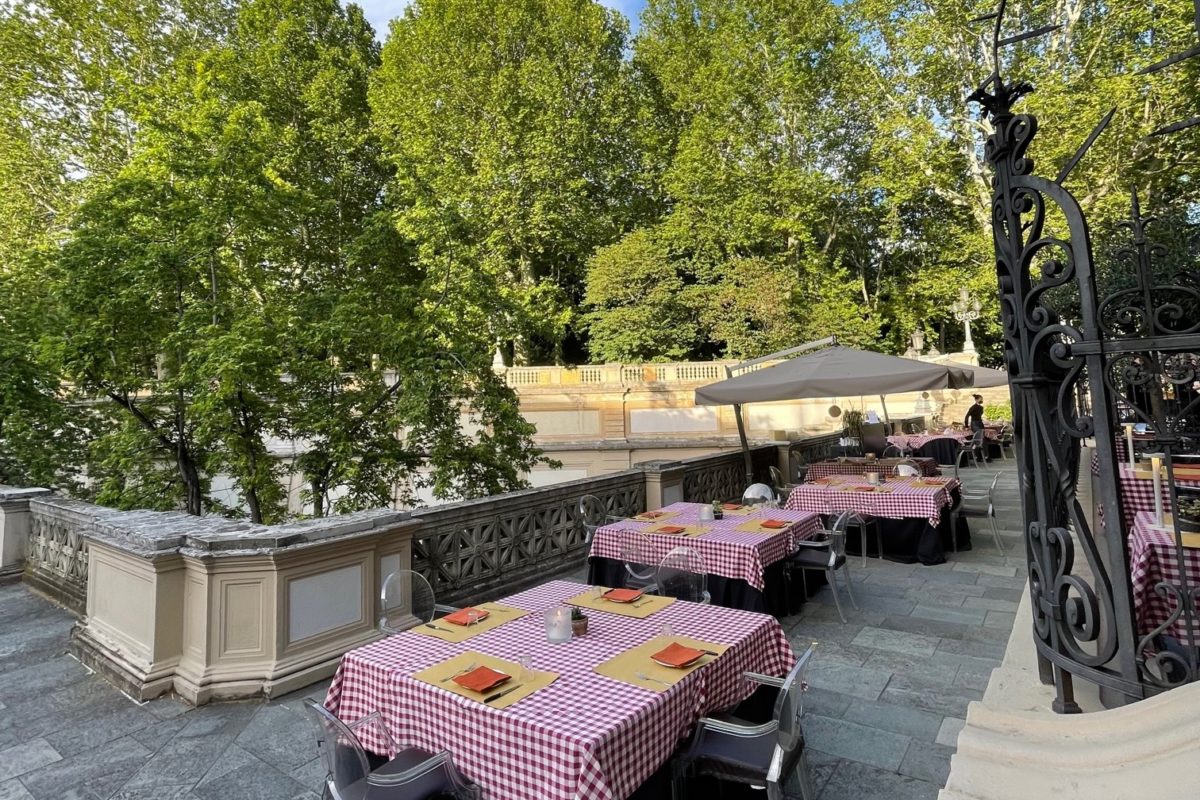 La vera pizza napoletana è tornata sulla terrazza di Pizzeria Portici