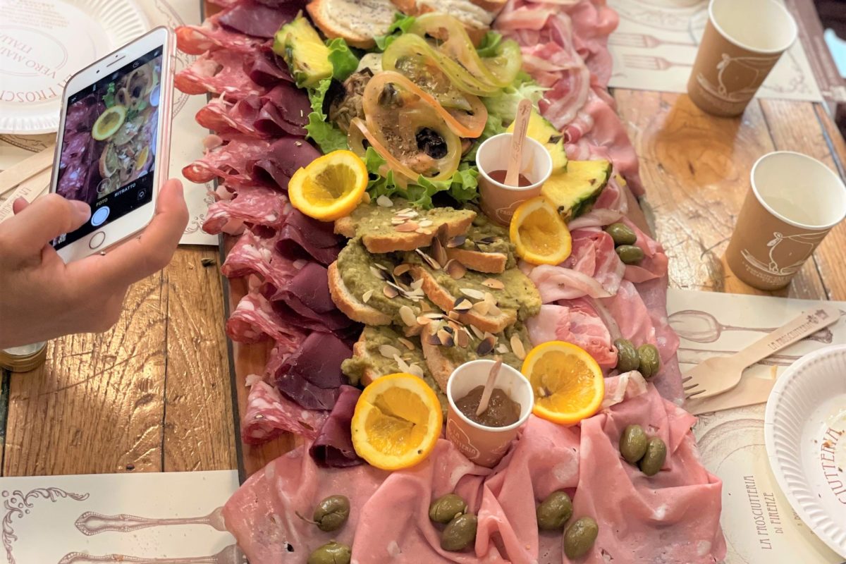 A Bologna il tagliere di salumi e formaggi più lungo che c’è