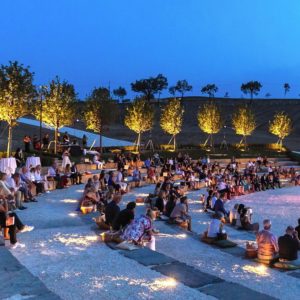 I film con aperitivo e degustazione di vini in un anfiteatro