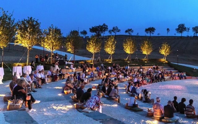 I film con aperitivo e degustazione di vini in un anfiteatro