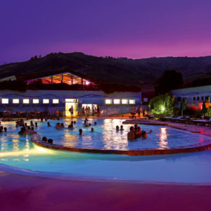 Acquapark by night: il piacere di una piscina calda sotto le stelle