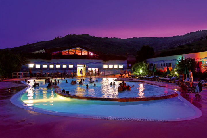 Acquapark by night: il piacere di una piscina calda sotto le stelle