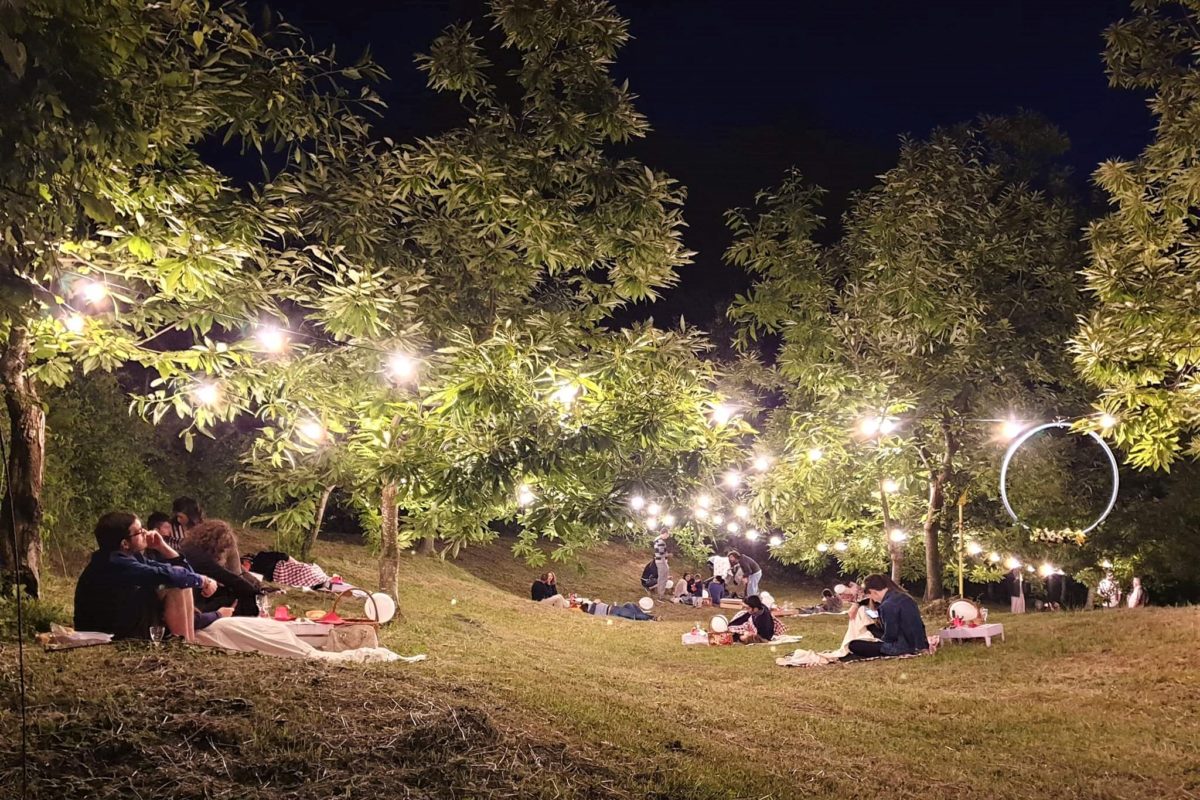 Il picnic in castagneto tra colli e lucciole