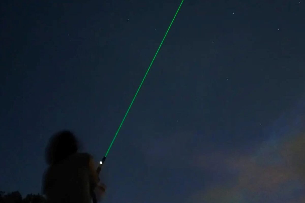 Laser tra le stelle: un prato, un’arpa e gli occhi al cielo