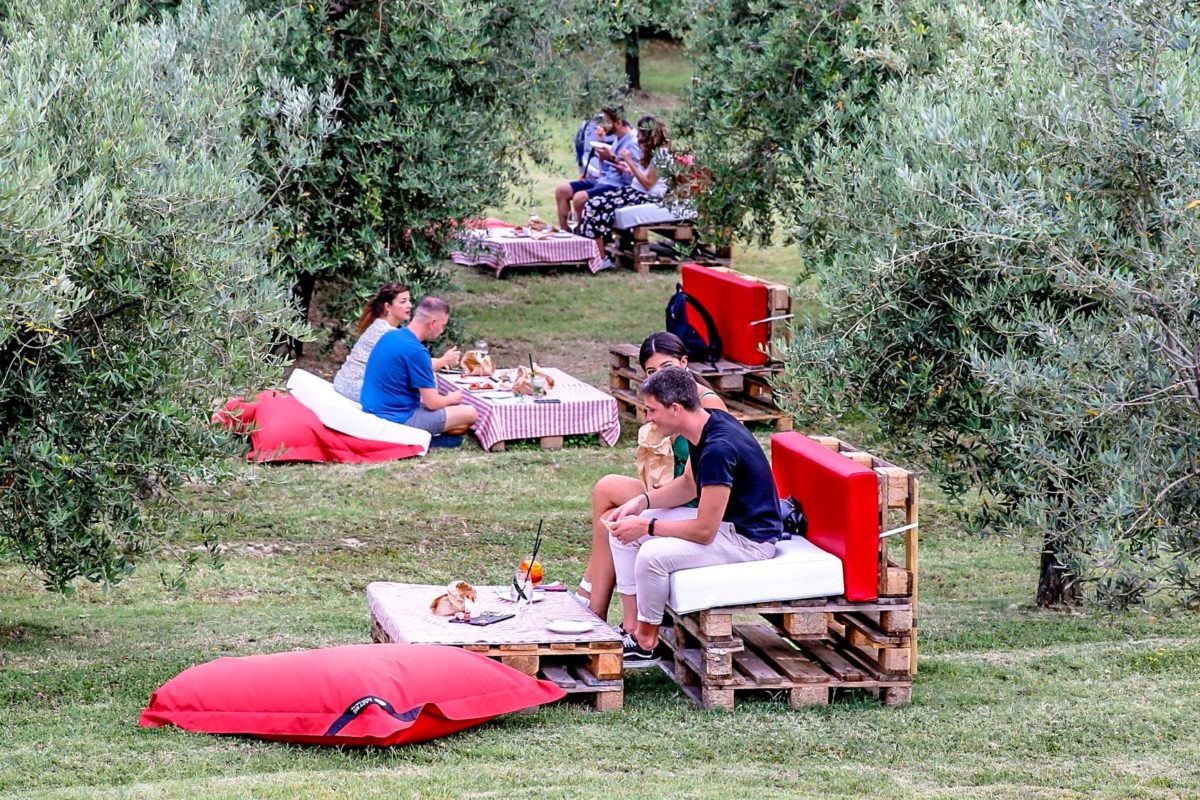 Sotto le Fresche Frasche, l’aperitivo tra gli ulivi