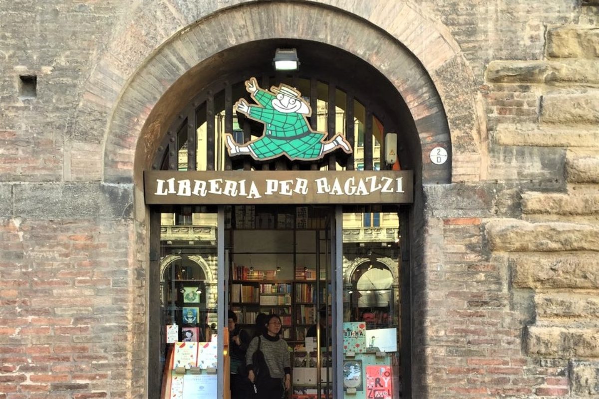 Una cena per aiutare la Libreria Giannino Stoppani a riaprire le porte