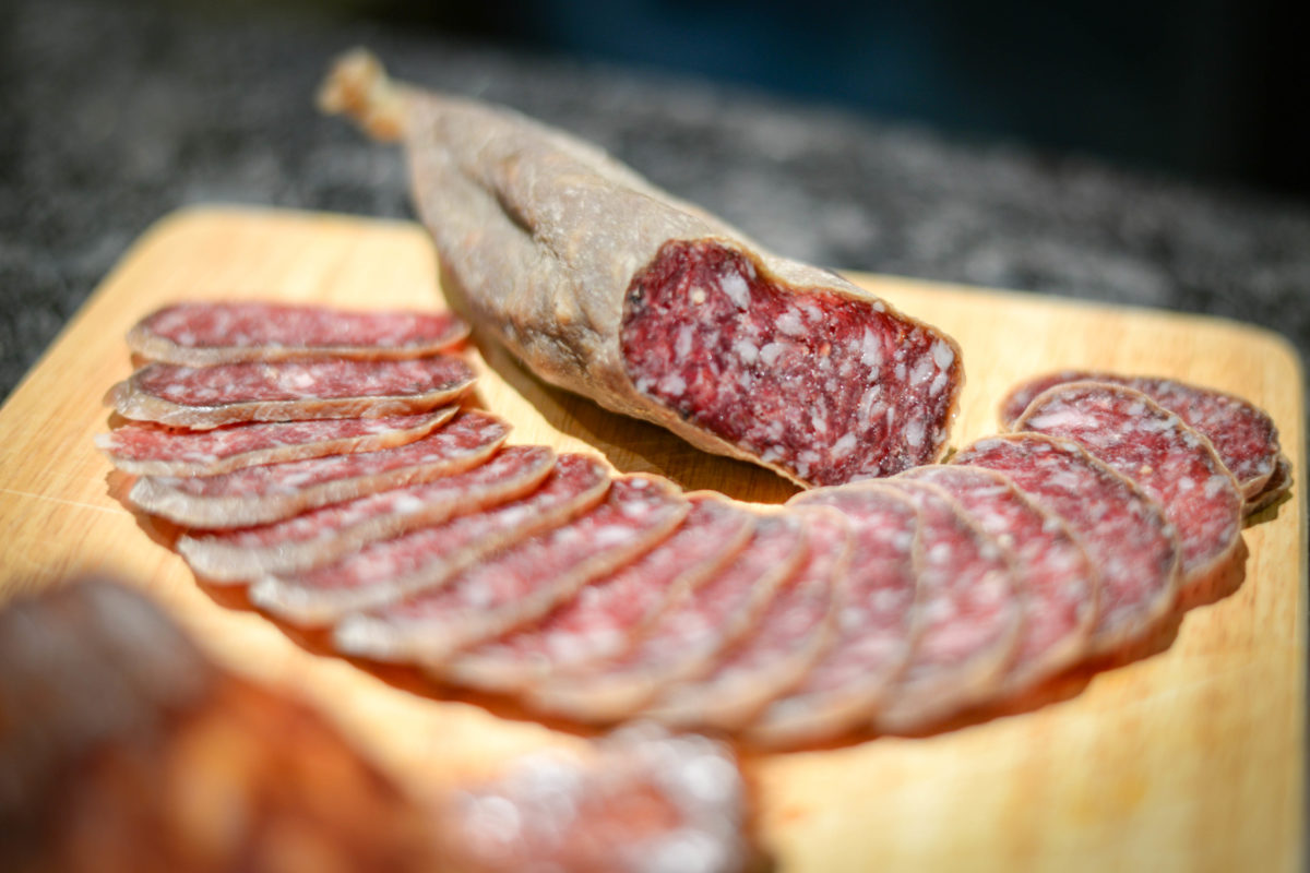 Un mercato sul prato e una gara per eleggere il miglior salame