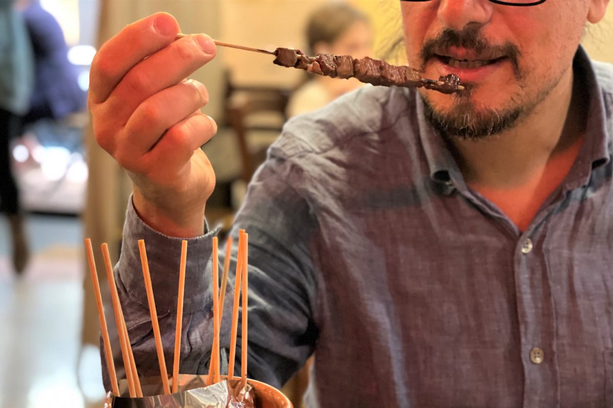 Pallotte cacio e uova e arrosticini abruzzesi, con tanto di record da superare, a Bologna