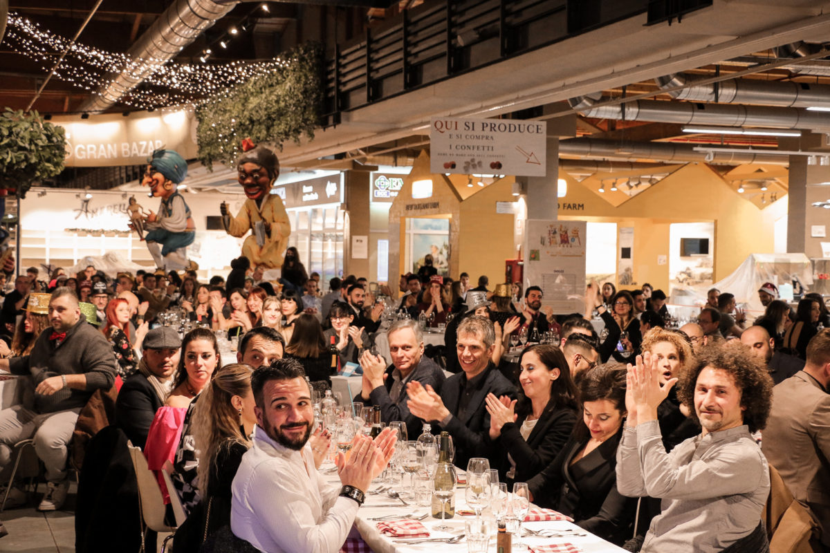 A Bologna un’unica lunga tavolata per un pranzo solidale “sospeso”