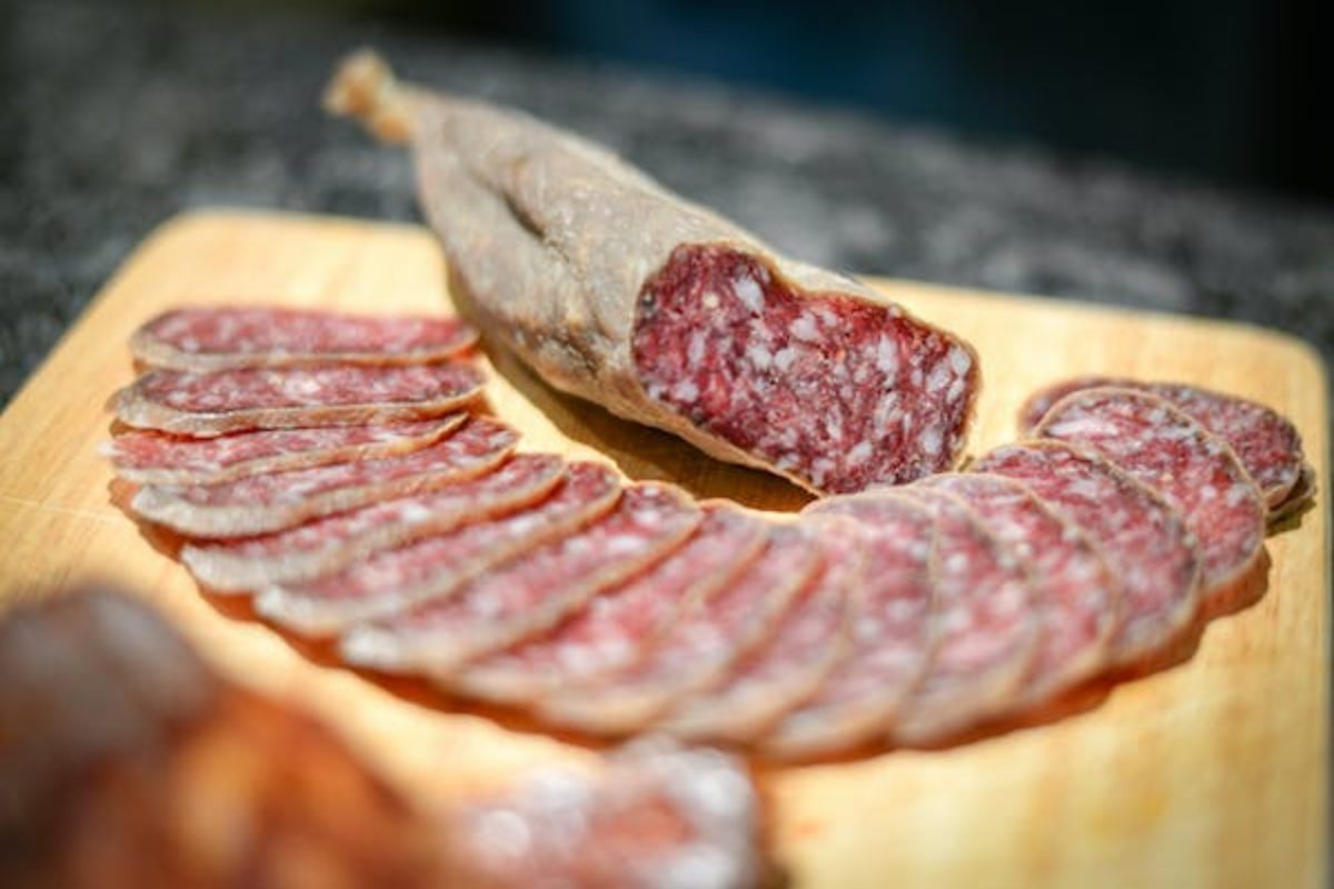 Salami, salsicce, ciccioli e braciole: la Festa del maiale sta tornando