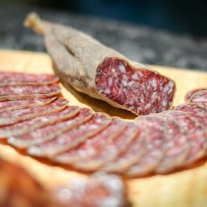 Salami, salsicce, ciccioli e braciole: la Festa del maiale sta tornando
