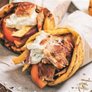 Tutti in piazza a mangiare i piatti della cucina greca
