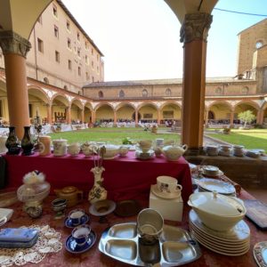 A Bologna è tornato il mercatino dell’usato in cui perdersi ore e ore