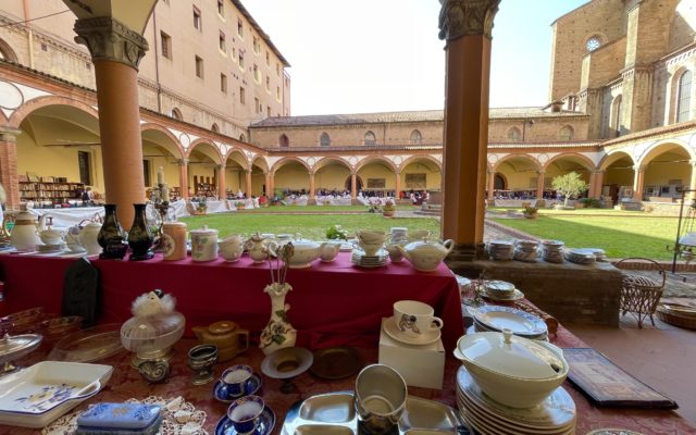 A Bologna è tornato il mercatino dell’usato in cui perdersi ore e ore