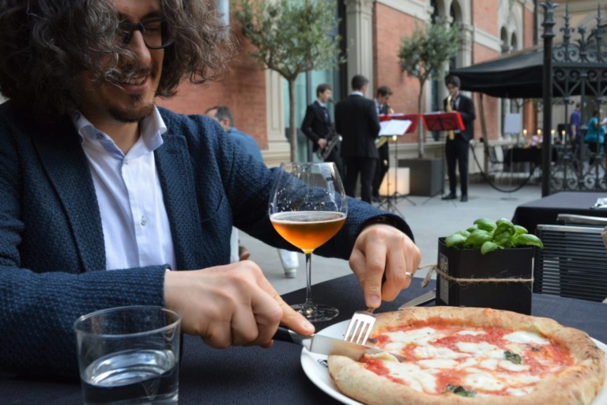 A Bologna torna la vera pizza napoletana su una meravigliosa terrazza