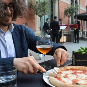 A Bologna torna la vera pizza napoletana su una meravigliosa terrazza