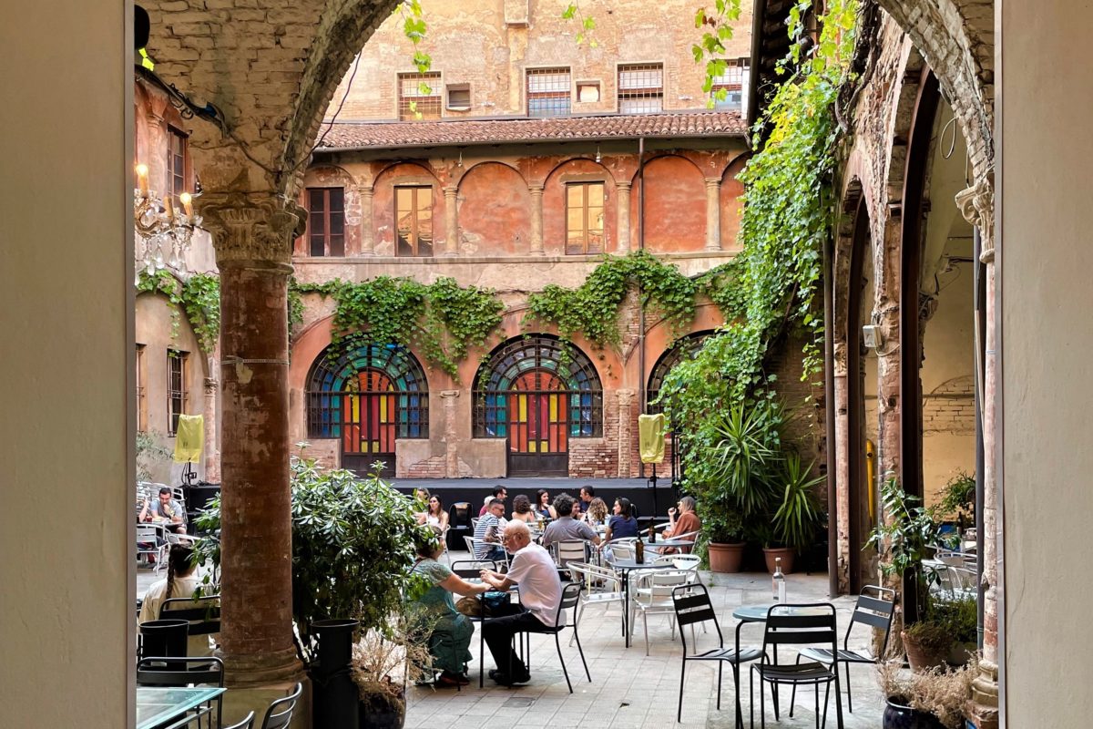 A Bologna l’aperitivo si fa in un chiostro nascosto, ed è bellissimo