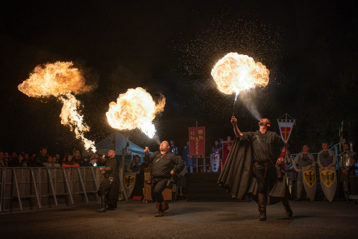 La festa medievale con balli, fuoco e duelli: viaggerete nel tempo con Il Barbarossa