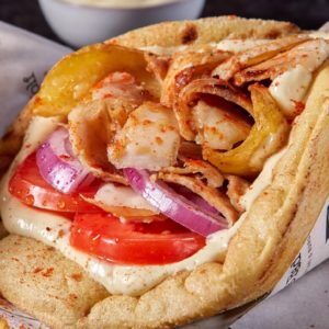 La cucina greca si mangia in piazza: un’esplosione di gusto a cielo aperto