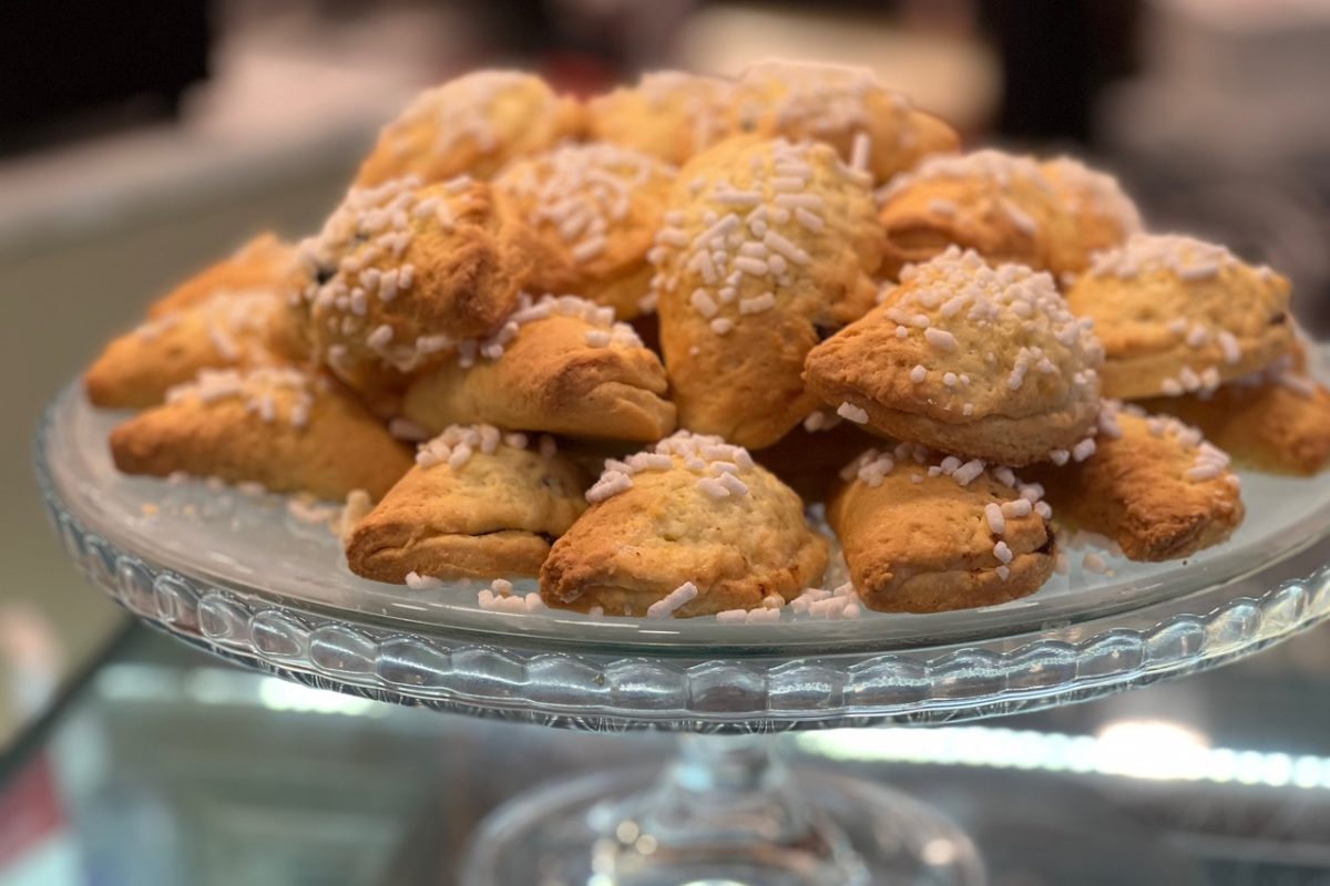 Colazioni, pranzi e aperitivi: il bar da scoprire in una bottega di Bologna