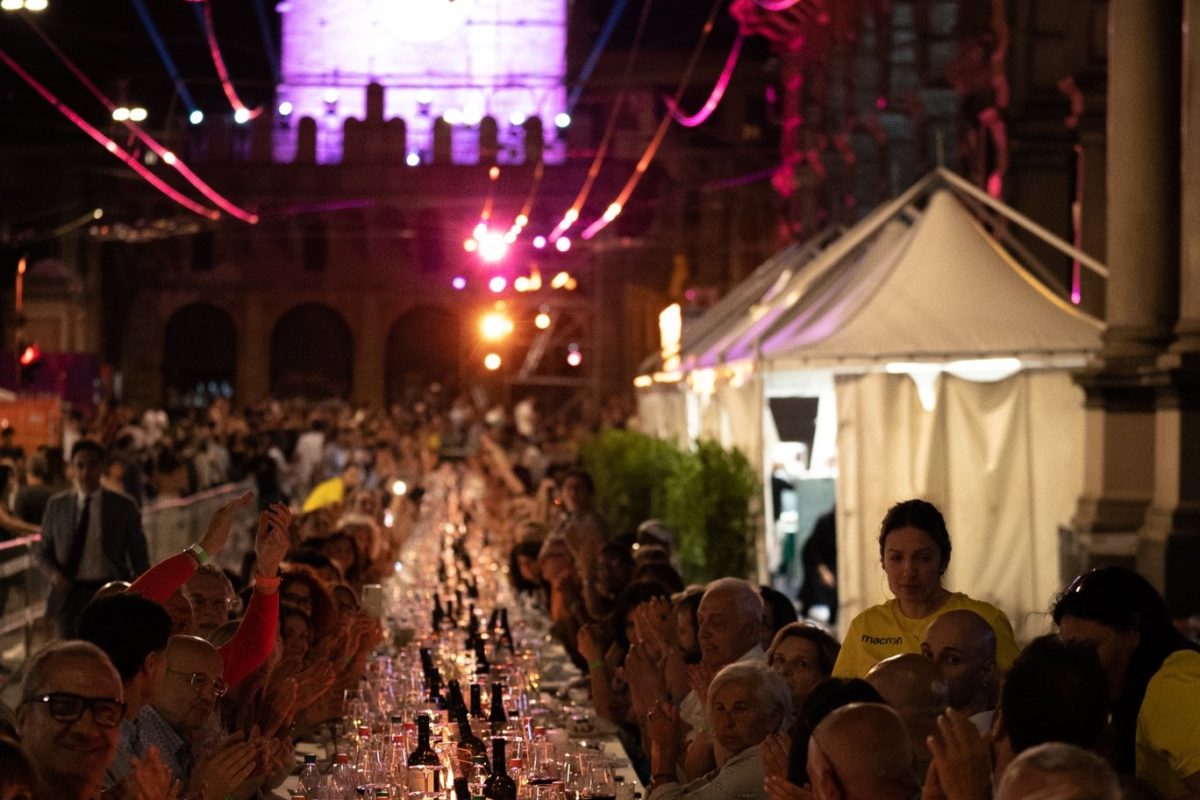 A Bologna una cena speciale: oltre mille persone sedute ad un unico tavolo