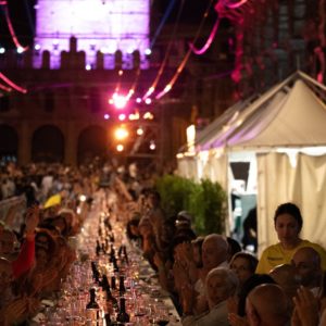 A Bologna una cena speciale: oltre mille persone sedute ad un unico tavolo