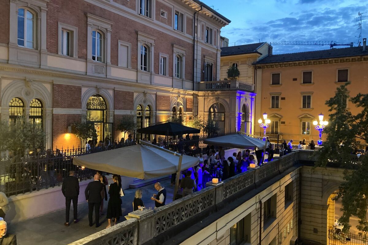 A Bologna aperitivi e musica dal vivo sulla Terrazza Lounge