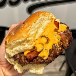 Gli smashburger artigianali del momento: Bukies arriva a Bologna